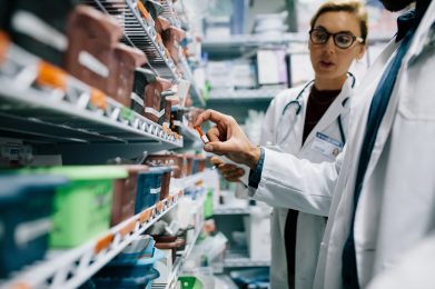 Hospital staff stocktaking in pharmacy Crédit : Adobe Stock